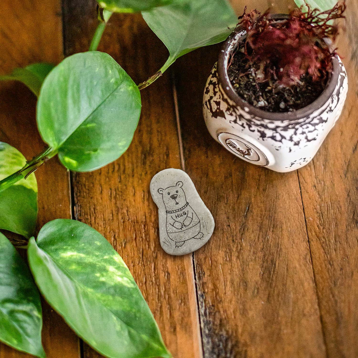 Illustrated stone magnet 35 bear hug