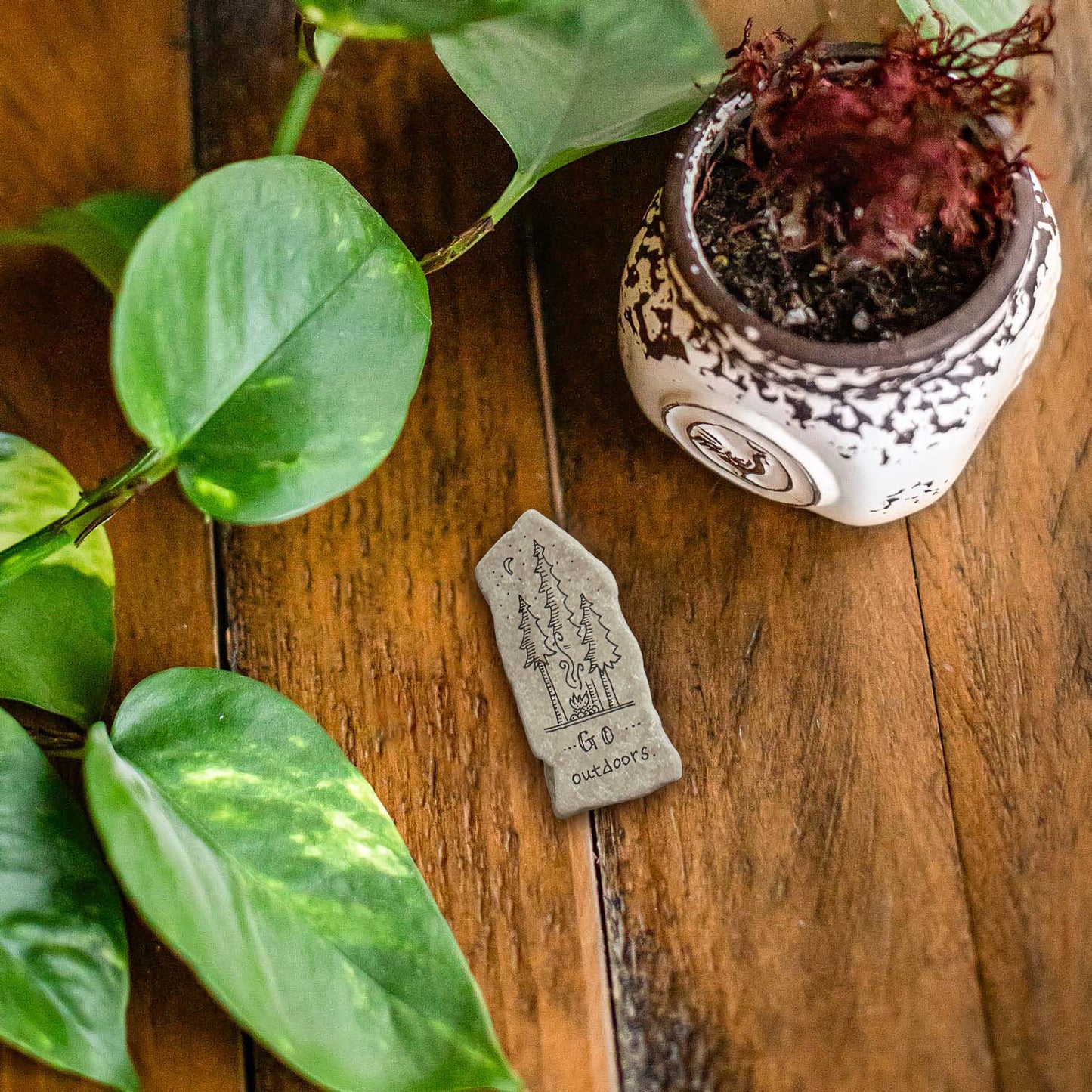 Illustrated stone magnet 40 go outdoors