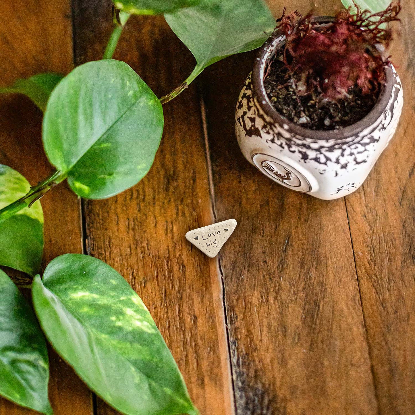 Illustrated stone magnet 47 love big 2