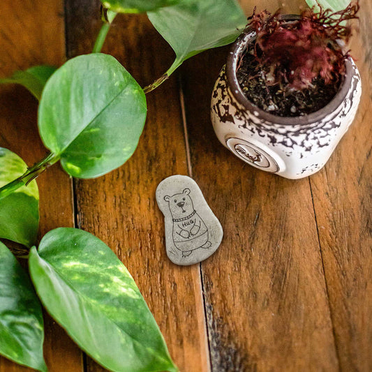 Illustrated stone magnet 35 bear hug