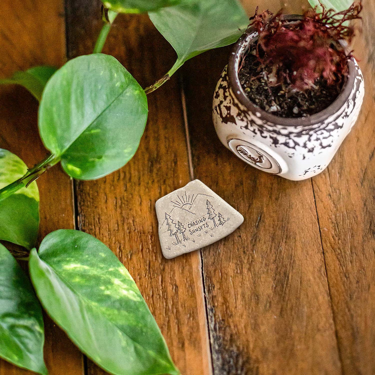 Illustrated stone magnet 39 chasing sunsets